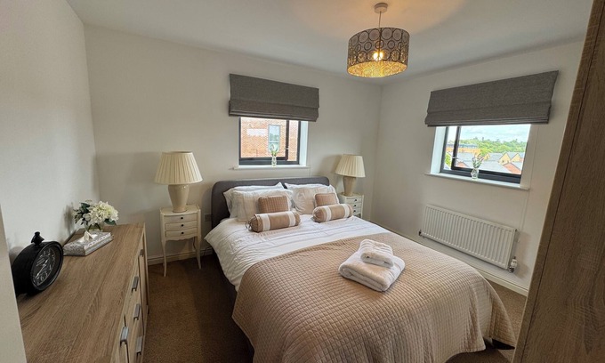 Uxbridge North Apartment | Stunning Modern 2-bedroom apartment in Uxbridge with Lift & parking. Fast Wi-Fi