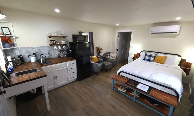 Electra Cottage | Stunning Modern Farmhouse Studio Cottage!