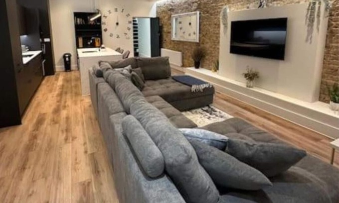 Westcliff-on-Sea Apartment | Stunning & Modern 2BR w/WiFi & Netflix - City Centre Nr Cliffs Pavillion