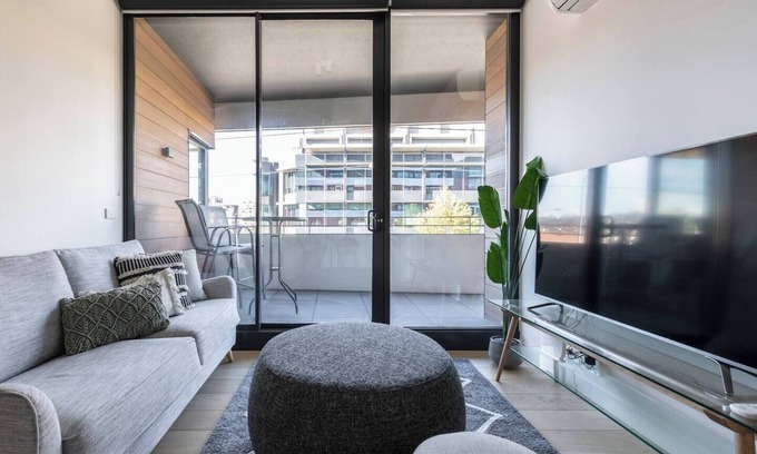 Richmond North Apartment | Stunning Modern Style with a Gym Pool and Spa