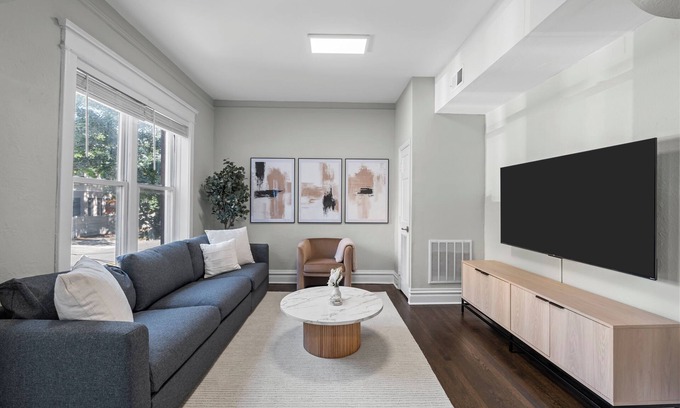 Lakewood-Balmoral Apartment | Stunning New Renovation 1BR/1BA in Andersonville