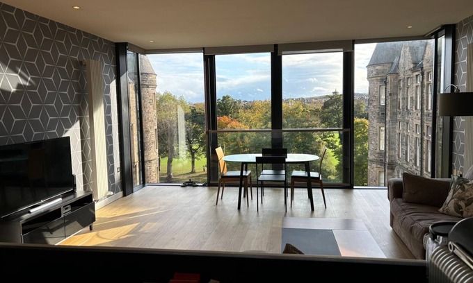 Laurieston Apartment | Stunning park view Quartermile apartment close proximity to Castle & University
