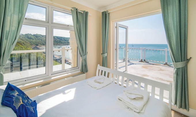 Totland Bay Apartment | Stunning Penthouse Apartment