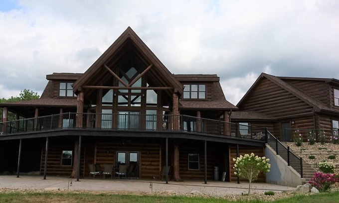 Loraine Cabin | Stunning Private Cabin Getaway with Gorgeous Fireplace near Quincy, Illinois