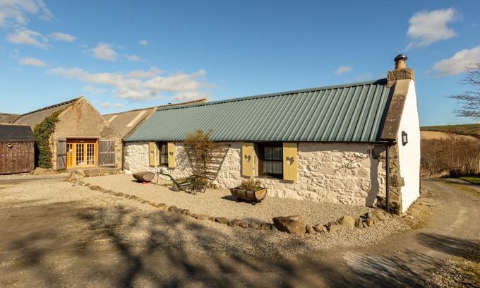 Aberchirder House | Stunning private villa for 2 guests with WIFI and parking