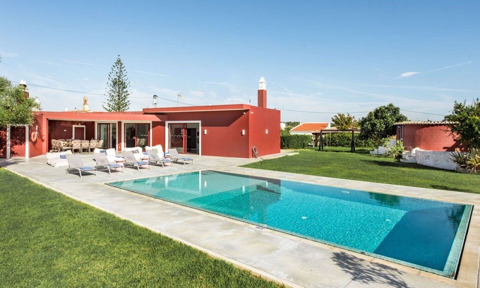 Pata de Cima Villa | Stunning private villa for 14 guests with private pool, WIFI, A/C, TV, patio and parking
