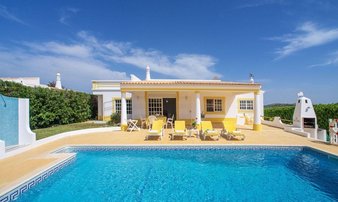 Mem Moniz House | Stunning private villa for 6 people with WIFI, private pool, A/C, TV and terrace