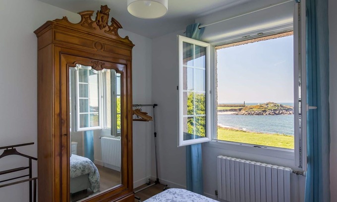 Berven House | Stunning private villa for 4 people with WIFI, TV, terrace, pets allowed and parking