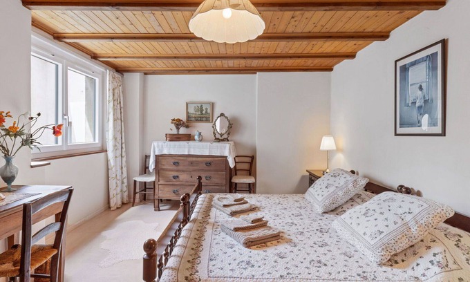Novaggio House | Stunning private villa for 5 people with patio and parking