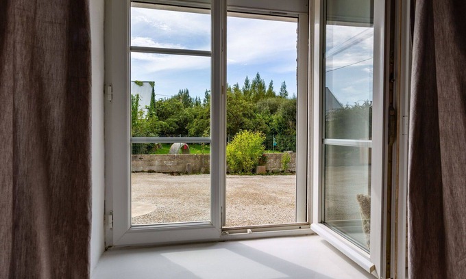 Surville House | Stunning private villa for 4 guests with WIFI, TV, pets allowed and parking