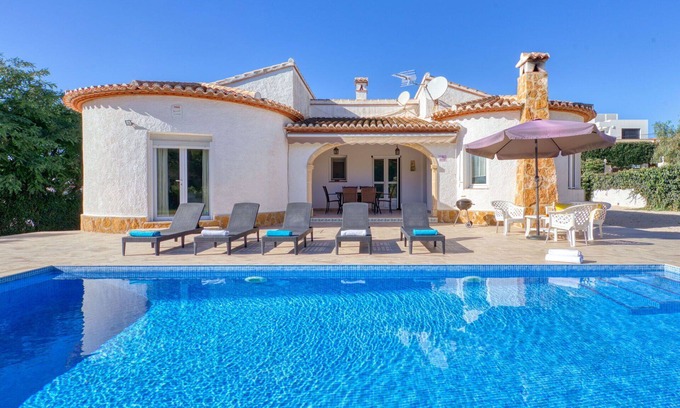 Urbanizacion La Mandarina House | Stunning private villa with WIFI, private pool, A/C, TV, terrace, pets allowed and parking