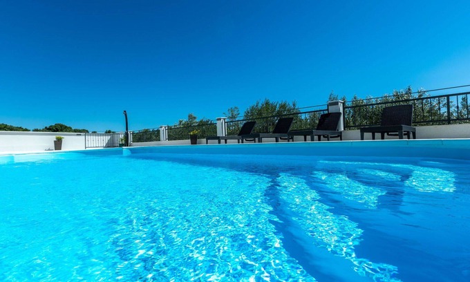 Gornji Zemunik House | Stunning private villa for 8 guests with private pool, A/C, WIFI, hot tub, TV, terrace and parking