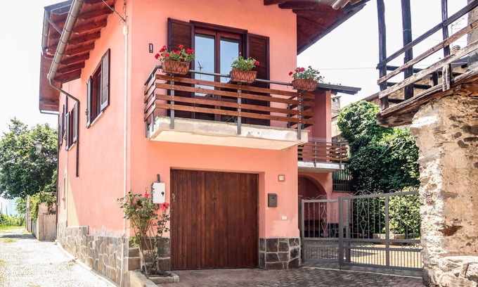 Pella House | Stunning private villa for 6 guests with WIFI, TV, patio, pets allowed and parking