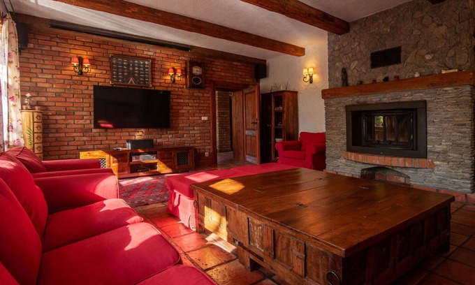 Grunwald House | Stunning private villa with hot tub, WIFI, TV, terrace, pets allowed, panoramic view and parking
