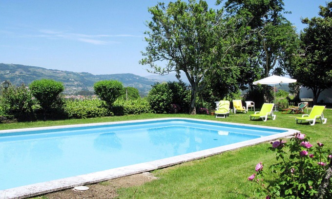 Gondufe Villa | Stunning private villa for 10 people with WIFI, pool, TV, terrace and parking