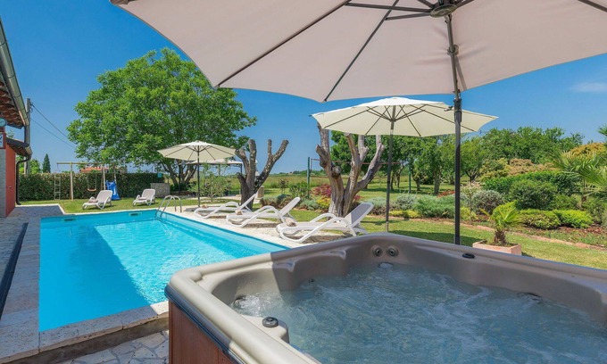 Kaldanija House | Stunning private villa with WIFI, hot tub, private pool, A/C, TV, terrace, pets allowed and park.