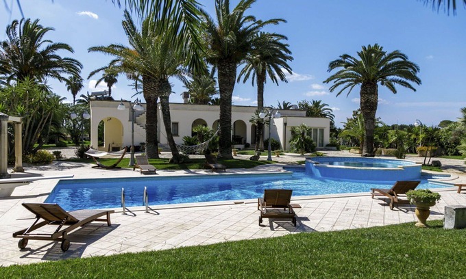 Nardo Villa | Stunning private villa with private pool, WIFI, A/C, hot tub, TV, patio and pets allowed