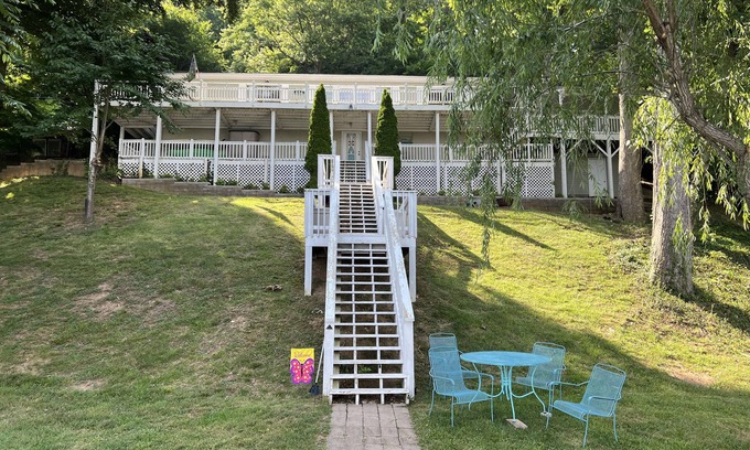 Radford Cottage | Stunning Radford lake house on Claytor Lake