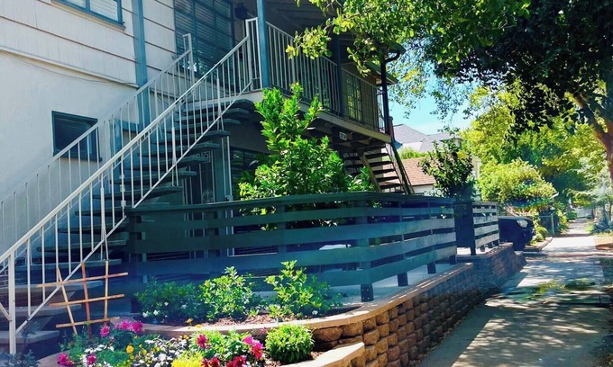 New Era Park Apartment | Stunning Remodeled Midtown Sacramento Apartment