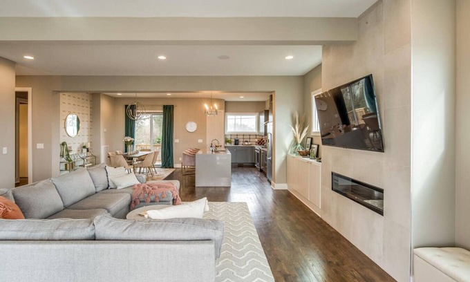 Talbot's Corner Villa | Stunning Skyline Manor - Rooftop Views