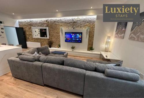 Westcliff-on-Sea Apartment | Stunning & Sleek 2BR Excellent Location Nr Cliffs Pavillion by Luxiety Stays