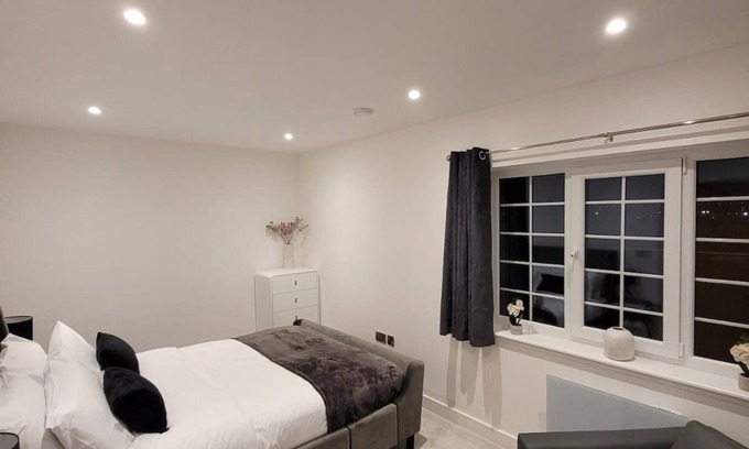 Wainscot Apartment | Stunning Spacious 1 Bed Flat In Rochester Strood Located On High Street