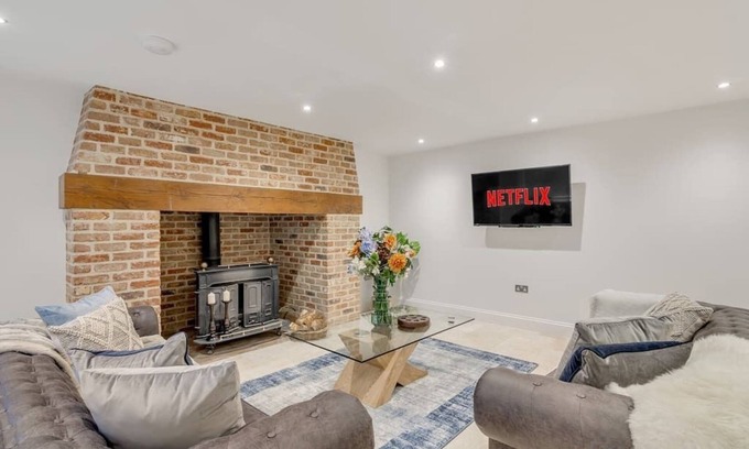 Irstead House | Stunning, spacious 6 bedroom home w/garden & parking