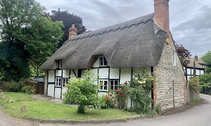Dorsington Cottage | Stunning Thatched 16th Century Cottage. Dog Friendly. *HOT TUB*