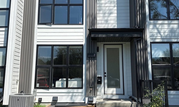 Highland Park House | Stunning Townhome, beautiful and cozy! BBQ/Fitness/Office space/Music space