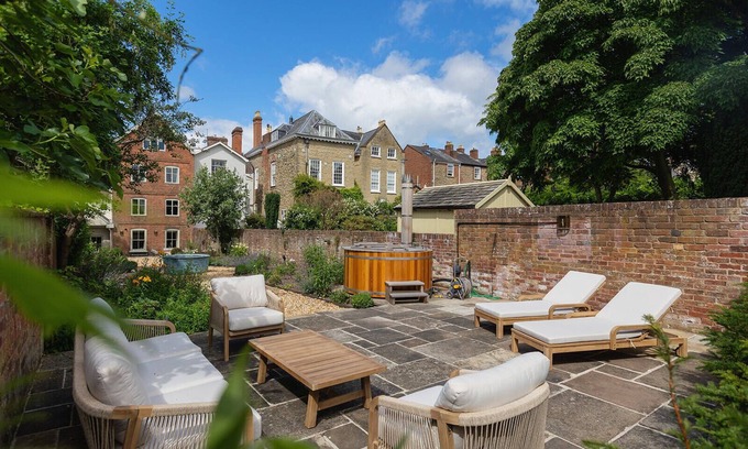 Ludwel House | Stunning townhouse in the heart of vibrant Ludlow.