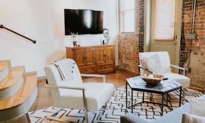 Springfield House | Stunning townhouse on quiet street in Springfield!