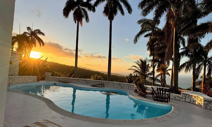 Reading Villa | Stunning Tropical Mountain Villa mins from Montego Bay including Butler