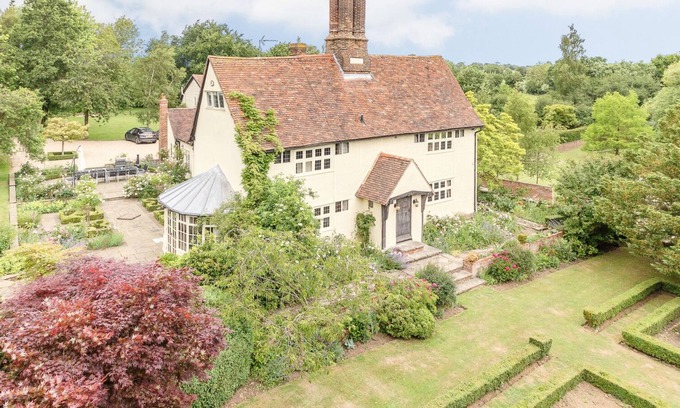 Howlett End House | Stunning Tudor Manor House and Coach House