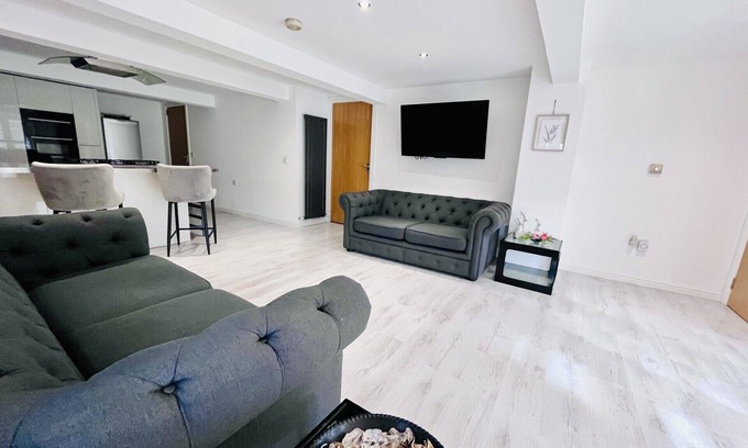 Motherwell Apartment | Stunning unique 2 bedroom 2 bathroom studio apartment private parking