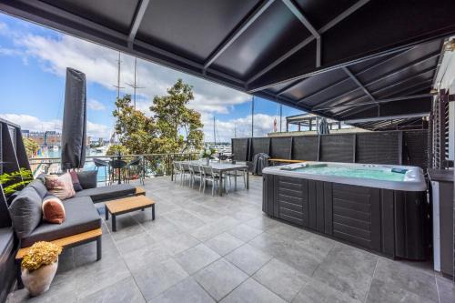Auckland Central Business District Apartment | Stunning Viaduct Apartment w Harbour views, Spa Pool and FREE Parking