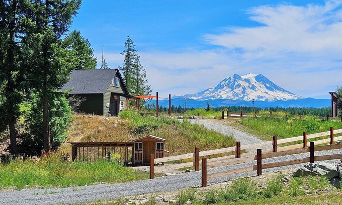Eatonville Cottage | Stunning Views! ~Tahoma Ridge Cottage~ 35 miles to Mt. Rainier! Enjoy every moment!