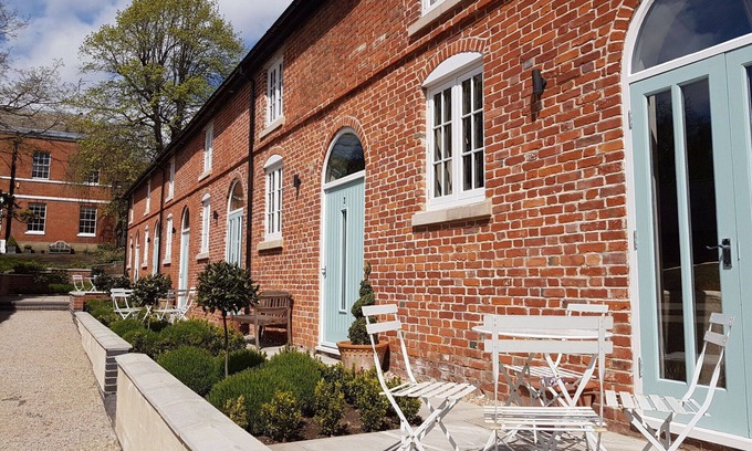 Breedon on the Hill House | Stunning villa for 4 guests with WIFI, TV, pets allowed and parking