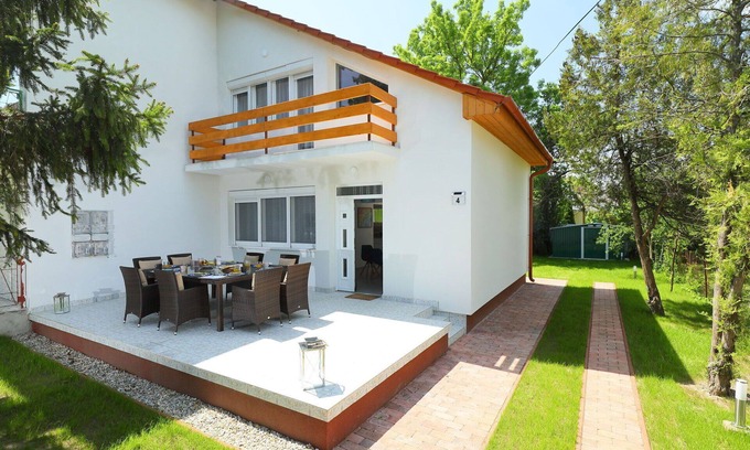 Balatonoszod House | Stunning villa for 5 people with WIFI, A/C, TV, patio and parking