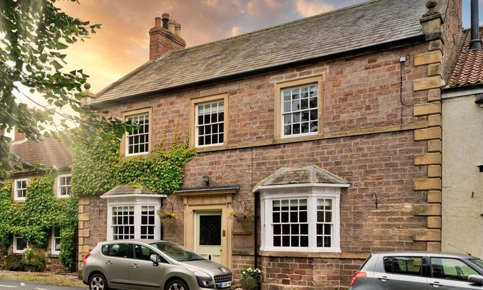 Catterick House | Stunning villa for 14 guests with hot tub, WIFI, TV, pets allowed and parking