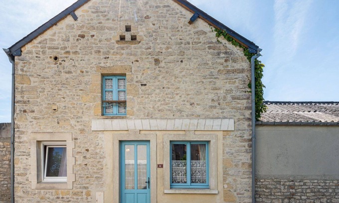 Commes House | Stunning villa for 4 guests with TV, pets allowed and parking