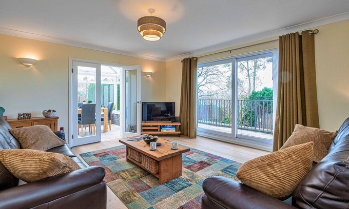 Dyserth House | Stunning villa for 4 guests with hot tub, WIFI, terrace and parking