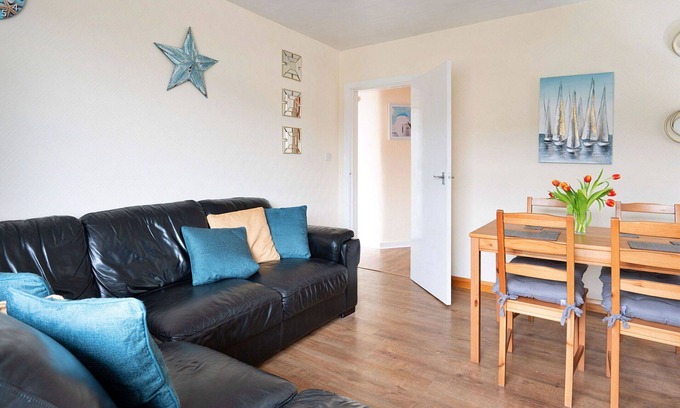 Kinmel Bay House | Stunning villa for 4 guests with WIFI, pets allowed and parking