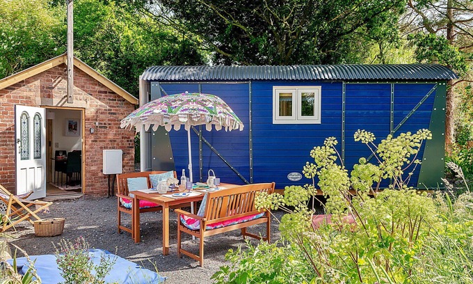 Halfway House House | Stunning villa for 4 guests with terrace and parking