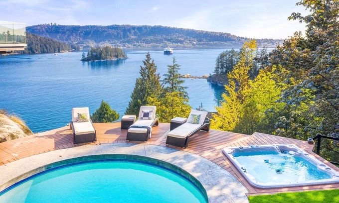 Deep Cove House | ✨Stunning Waterfront views Retreat Villa, 5 Bed, 5 Bath, Pool, Sauna, Hot tub✨