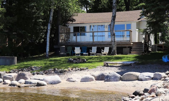 Port McNicoll Cottage | Stunning Waterfront Cottage & Bunkie!