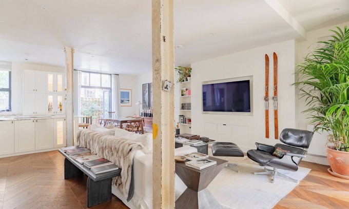 Vassall House | Stunningly Curated 2BD House in Gated Mews