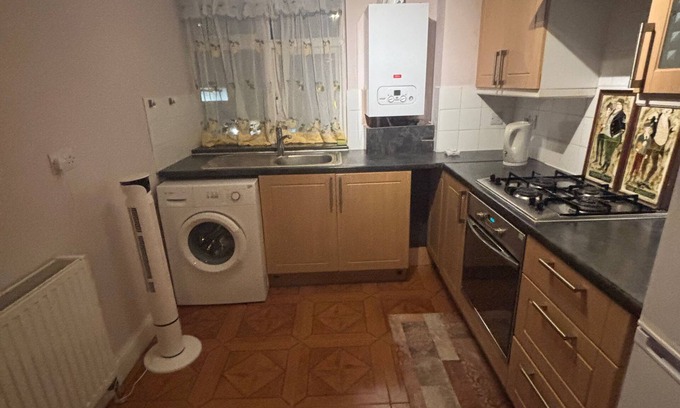 Hatch End Apartment | Stylish 1-bed Apartment- Sleeps 3 w/Central Links