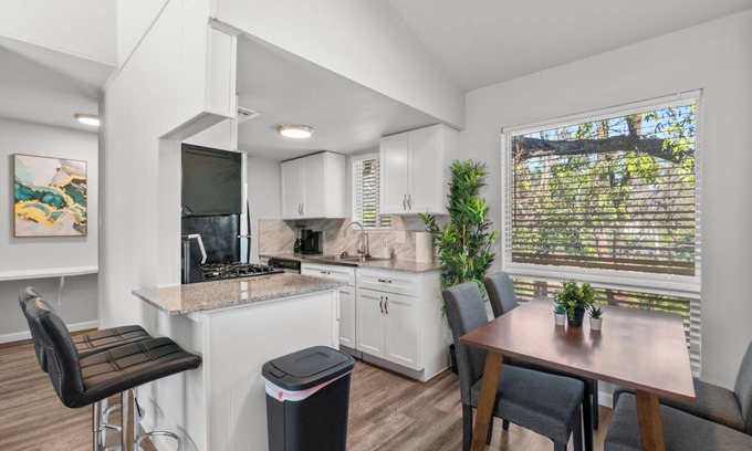 Zilker Apartment | Stylish 1BR | Zilker | Evonify 3476
