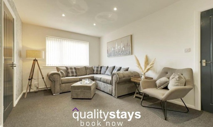 Forsbrook Apartment | Stylish 2 bed flat near Alton Towers
