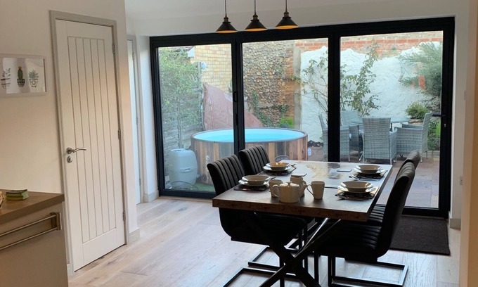Newmarket Cottage | Stylish 2 Bedroom Cottage With Patio & hot tub in the Heart of Newmarket